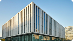 Bankgebäude mit Glasfasade